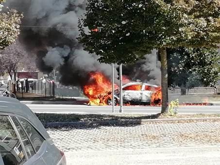 Paura lungo il viale: auto va a fuoco