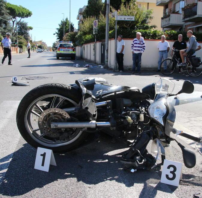 Schianto auto-moto: gravissimo un 27enne viareggino 
