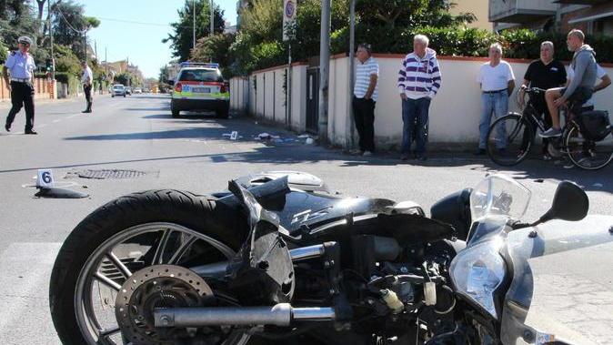 Schianto auto-moto: gravissimo un 27enne viareggino