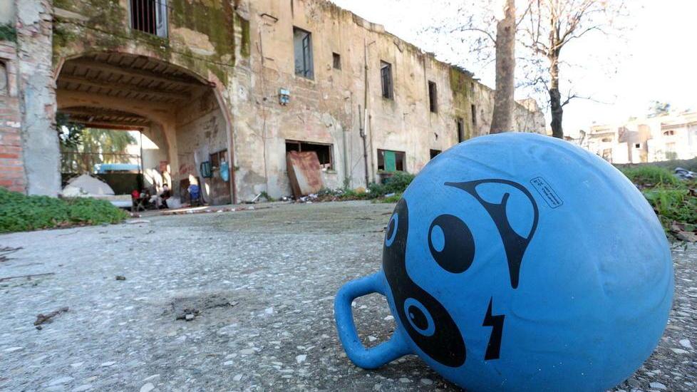 L’ex stabilimento della Vitrum con un gioco dei bimbi delle famiglie rom che ci abitavano abusivamente