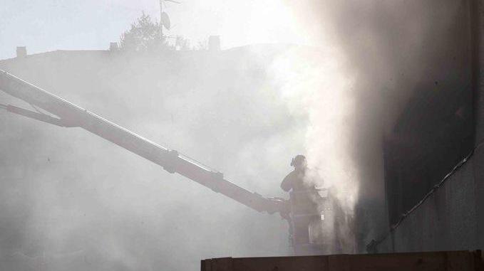 Reggio Emilia, incendio alla Idolight: inquinanti nell’aria ma in quantità minime