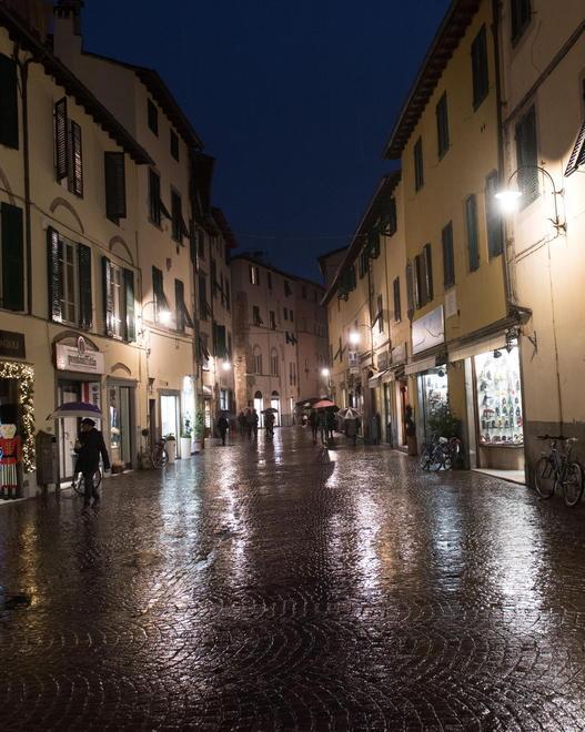 Pugni e bastonate ai passanti, minuti di terrore in via Fillungo 