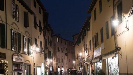 Pugni e bastonate ai passanti, minuti di terrore in via Fillungo