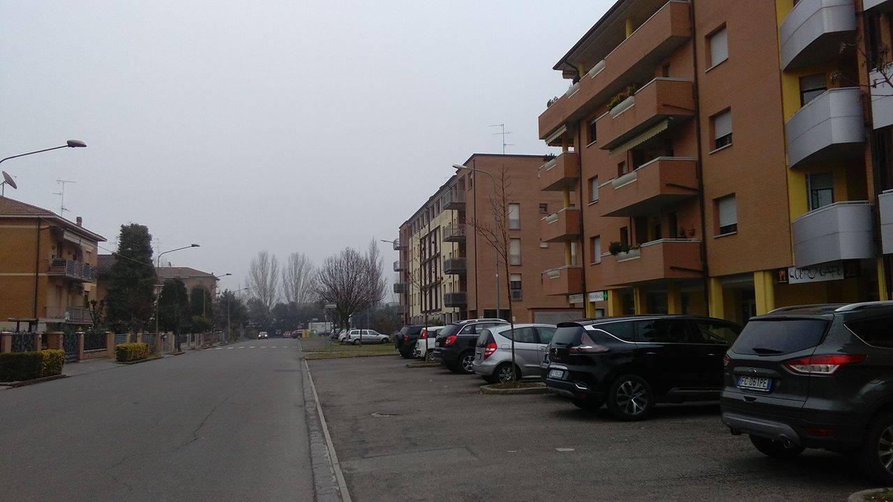 Carpi. Ragazzi sdraiati in mezzo alla strada per sfidare le auto in corsa 