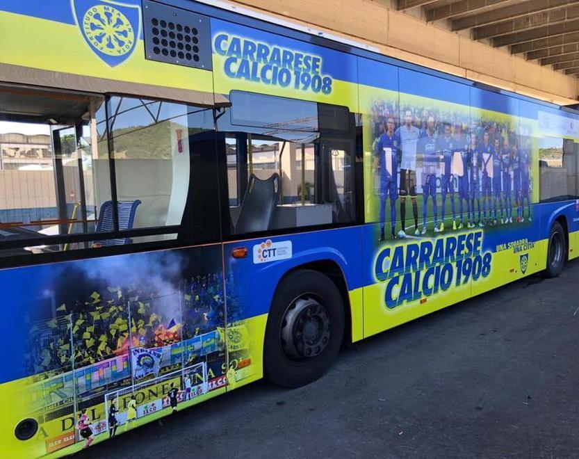 I colori, il tifo e i giocatori viaggiano sugli autobus
