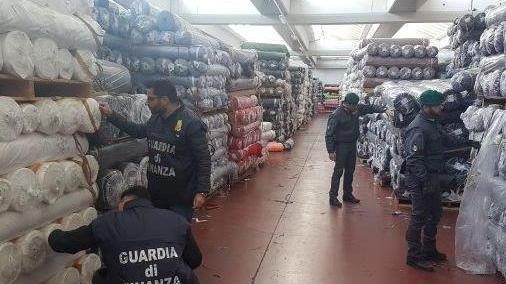 Venduti all’asta i tessuti sotto sequestro L’ira di Confindustria: «Mercato distorto»