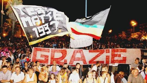 <strong>GIOIA E RICORDO.</strong> Sopra lo striscione di fronte al palco di piazza Mazzini. Sotto: da sinistra l’omaggio in via Ponchielli uno striscione con la scritta «Grazie Prato» e il dj Tore, anima della festa