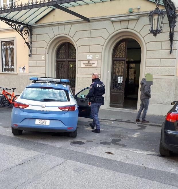 Urla e si spoglia davanti agli studenti: denunciato 18enne 