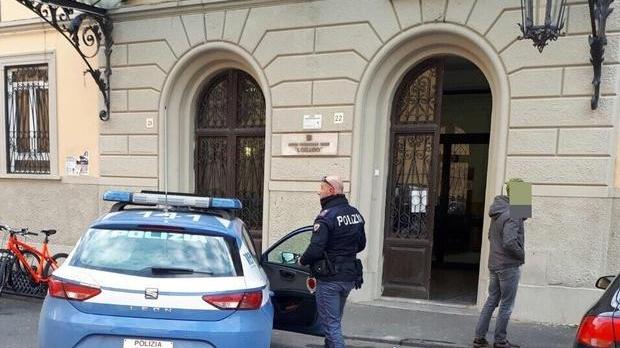 Urla e si spoglia davanti agli studenti: denunciato 18enne