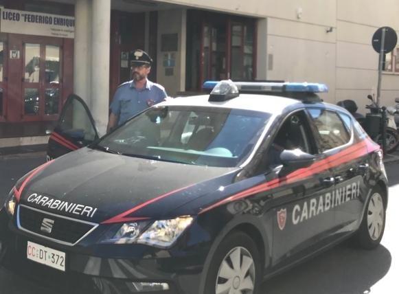 Controlli dei carabinieri al liceo Enriques con i cani antidroga