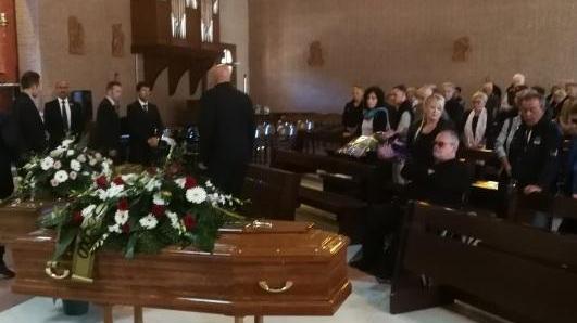 L’addio a Elide e Paolo «Una tragedia avvolta nel profondo mistero»