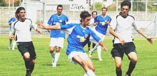 La Massese è in cerca di un campo per iniziare gli allenamenti; a destra il mister delle zebre Moschetti