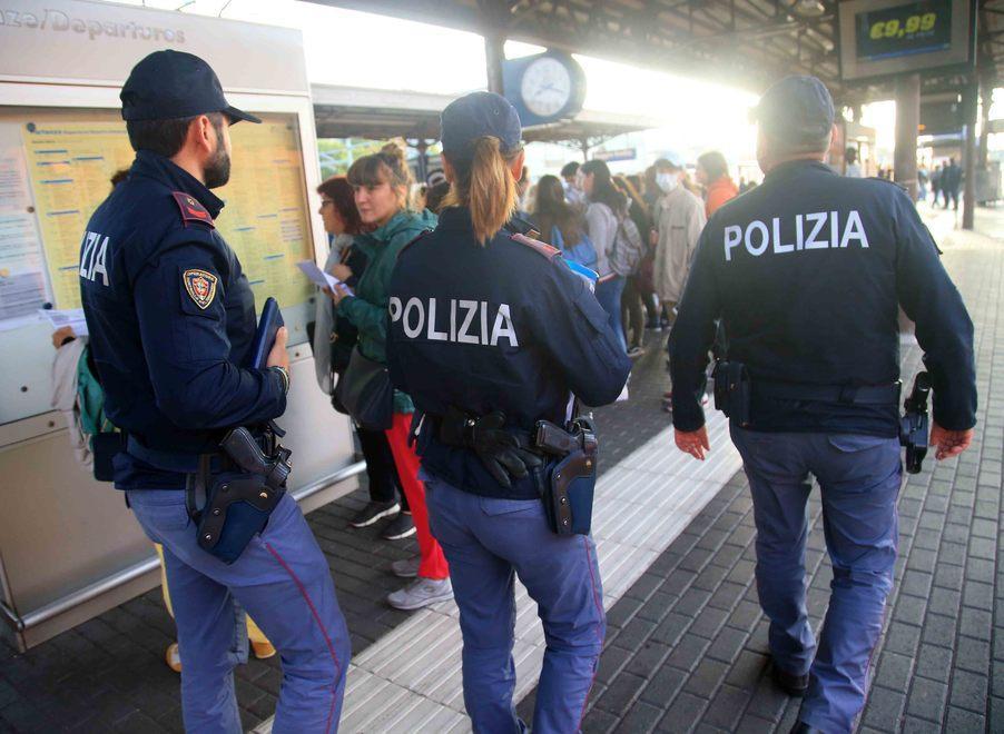 Decine di poliziotti passano al setaccio la zona della stazione