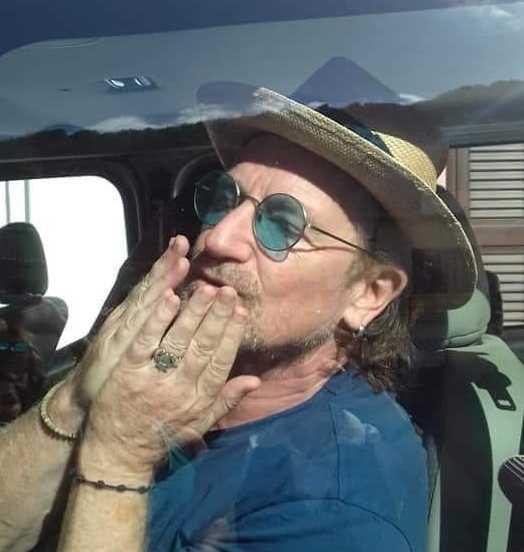 Bono in vacanza nell’isola tra spiagge e malloreddus 