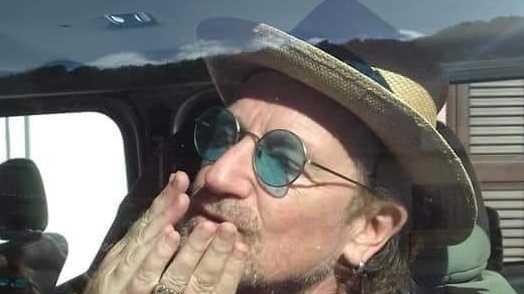 Bono in vacanza nell’isola tra spiagge e malloreddus 
