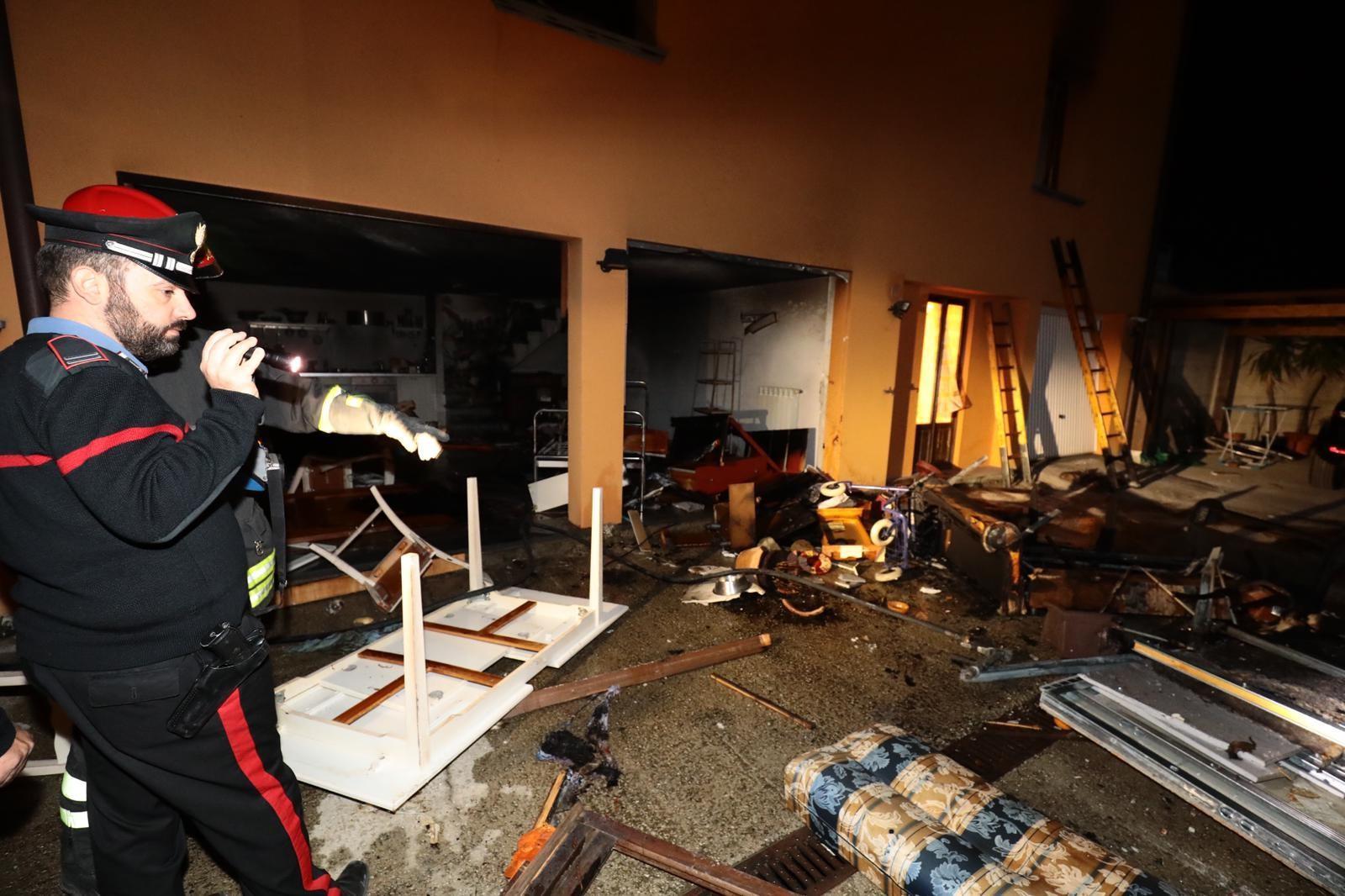 Esplosione devasta una casa, gravi mamma e i due figli - Video