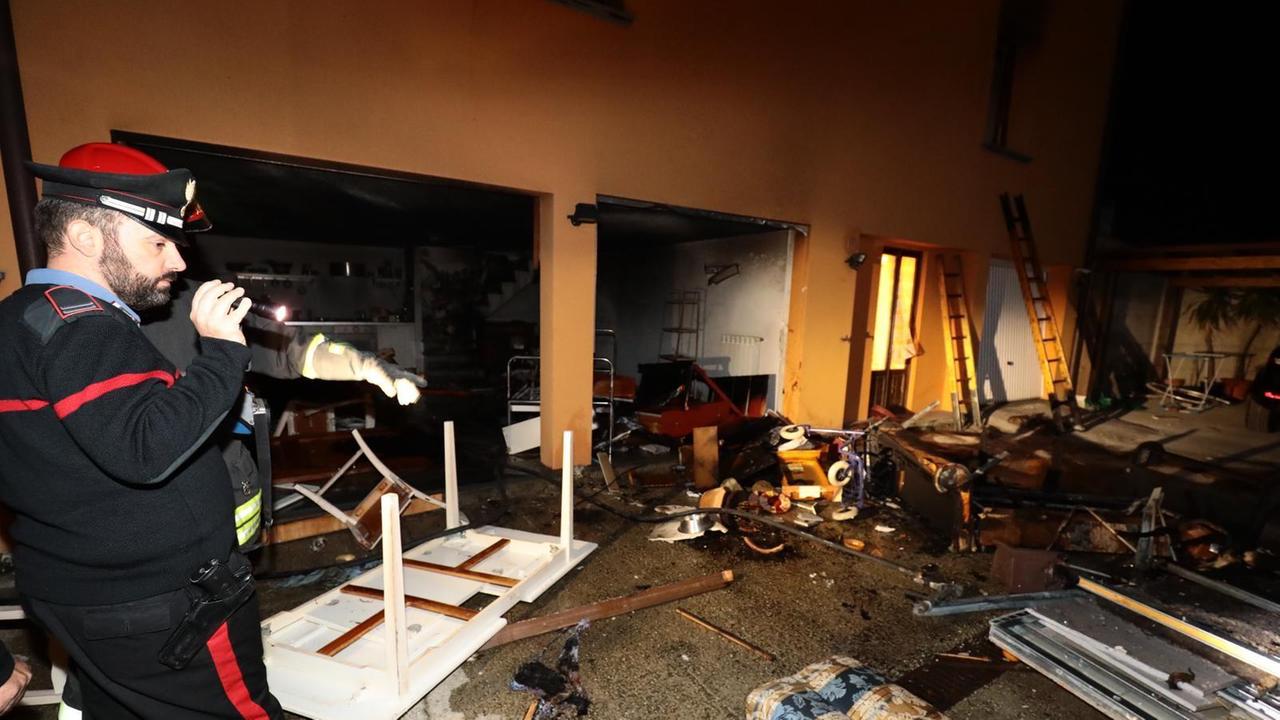 Esplosione devasta una casa, gravi mamma e i due figli - Video