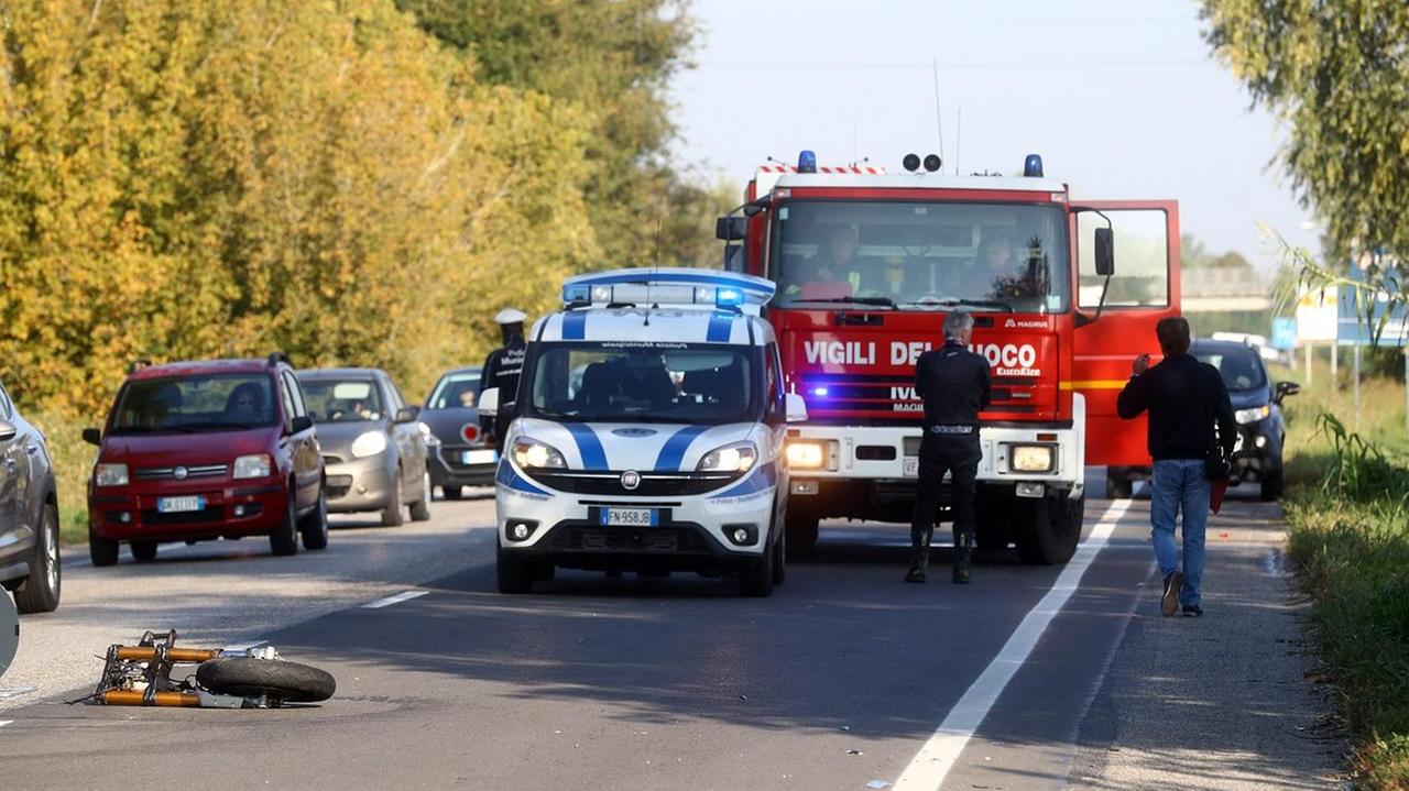 Quel che resta della moto sull'Adriatica dopo l'incidente