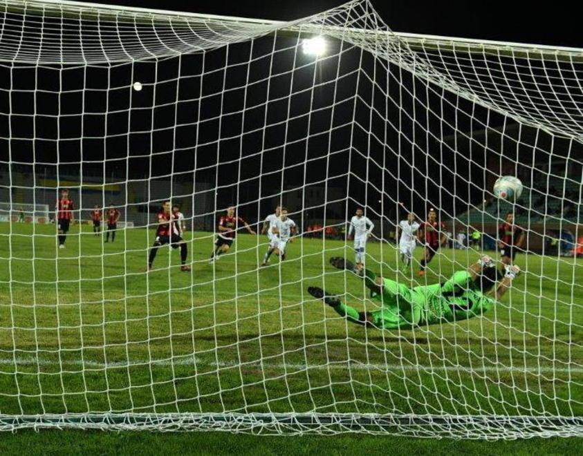 Lucchese mette i brividi alla Carrarese ma paga gli errori del portiere 