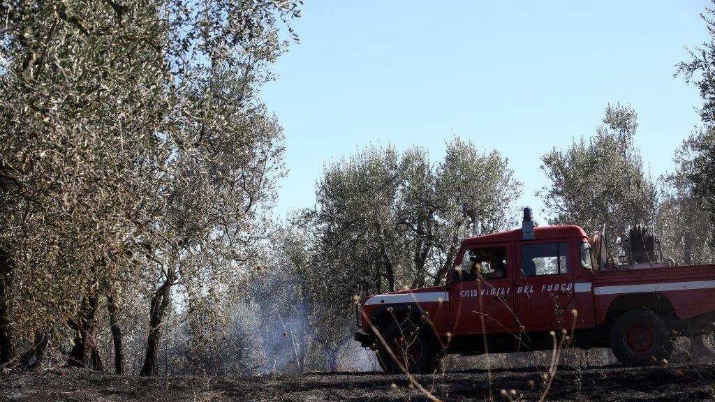 L'intervento dei vigili del fuoco a Collegonzi (Foto Agenzia Carlo Sestini)