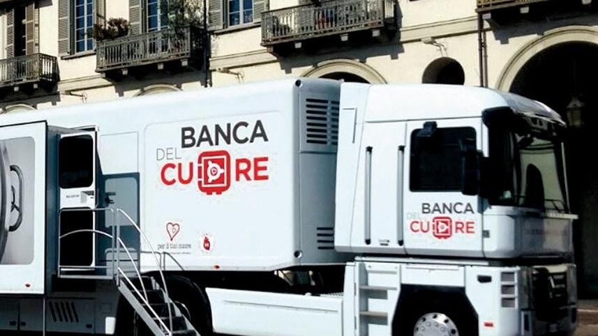 Reggio Emilia, un tir in piazza della Vittoria per curare il cuore dei reggiani