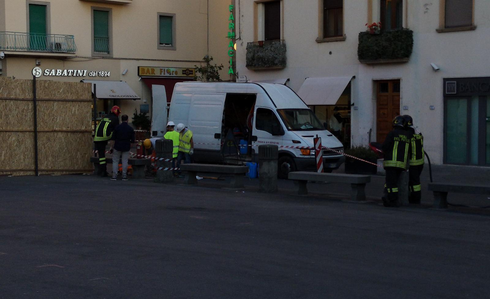 L'intervento di tecnici e vigili del fuoco in piazza Montanelli a Fucecchio