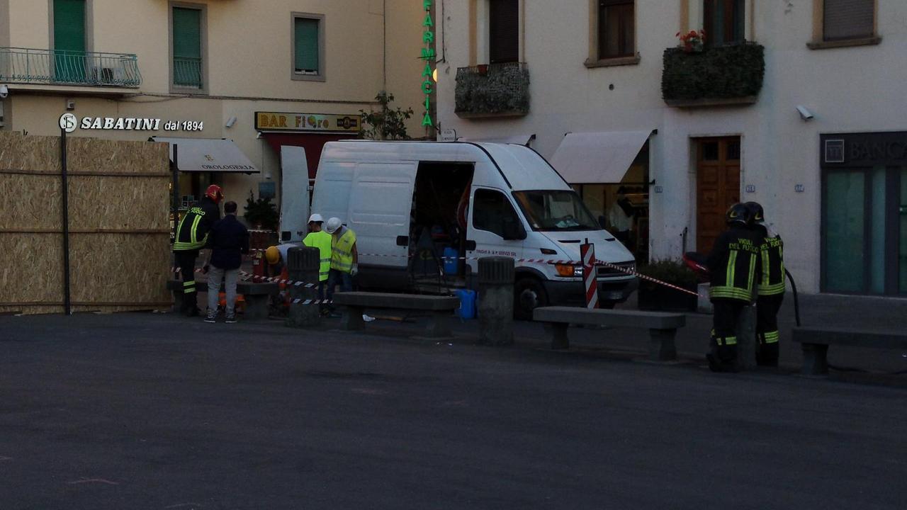 L'intervento di tecnici e vigili del fuoco in piazza Montanelli a Fucecchio