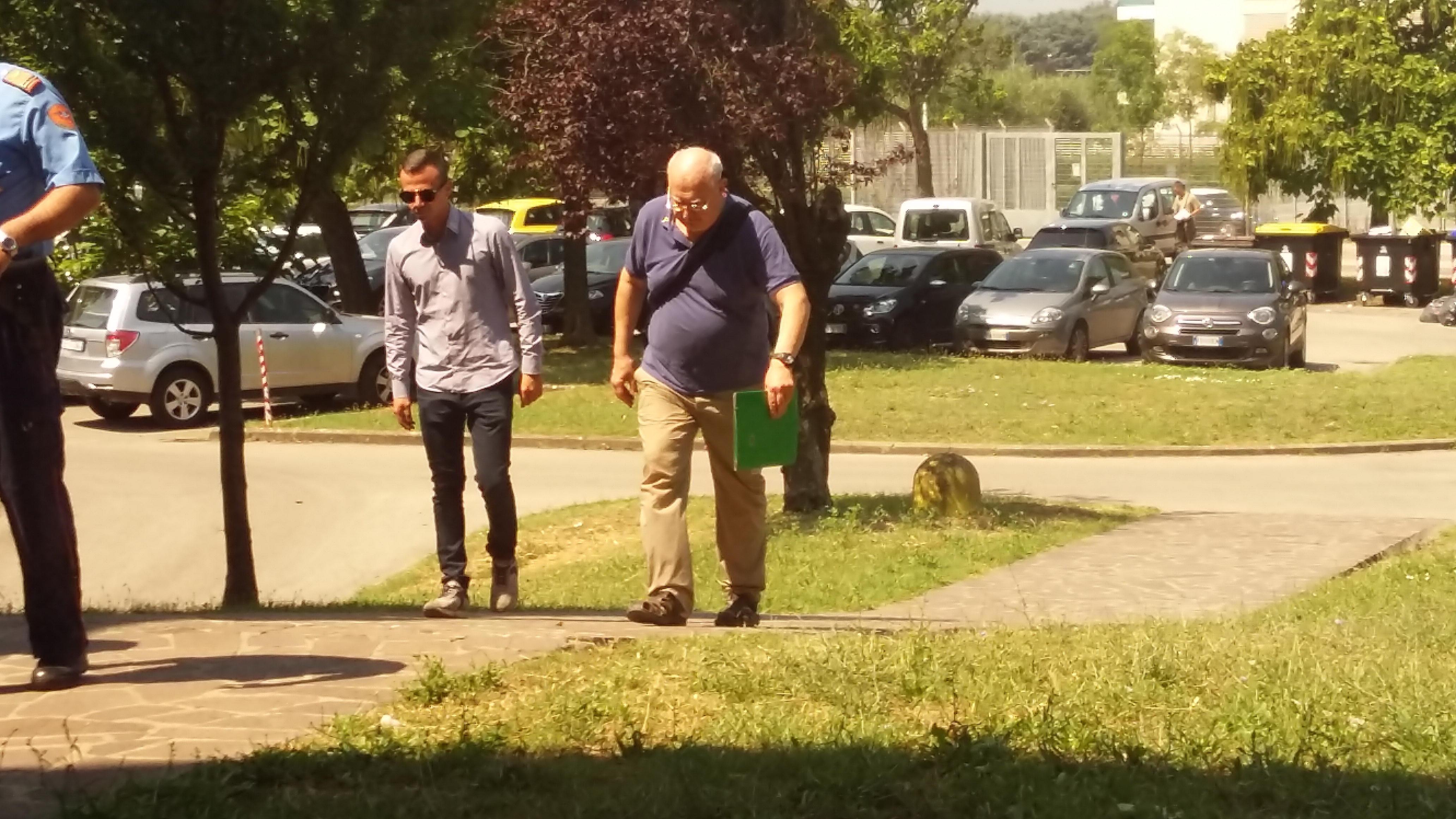 Don Paolo Glaentzer (a destra) il giorno dell'arresto