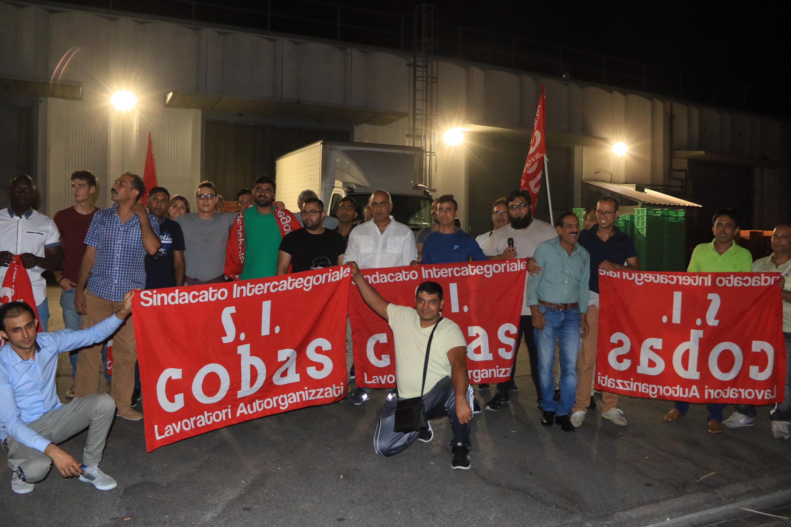 Una manifestazione di lavoratori organizzata dai Si Cobas (foto Sproviero/Batavia)