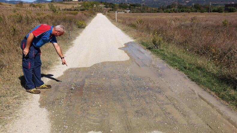 Mauro Viglianti mostra l’ennesima perdita dovuta alla rottura del tubo