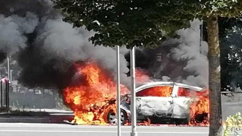 Un’auto distrutta dalle fiamme