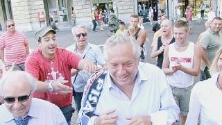 <strong>TIFOSI FELICI</strong>. Piero Camilli con la sciarpa del Pisa