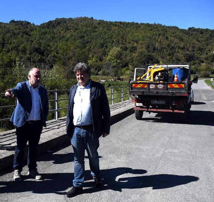 Squadra in azione a Fivizzano per rimettere a posto l’asfalto 