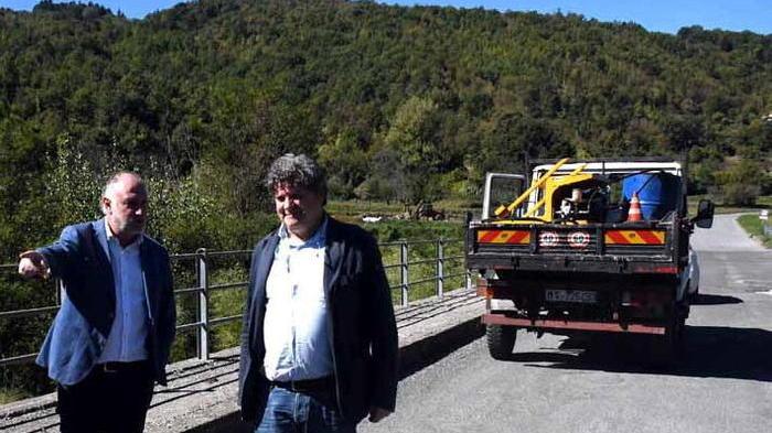 Squadra in azione a Fivizzano per rimettere a posto l’asfalto