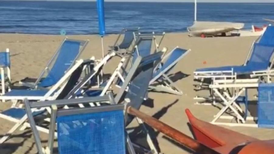 Vandali in azione durante la notte al bagno Raffaello