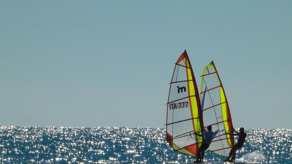 In due sul surf È la prima cavalcata sul mar Ligure
