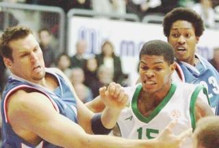 Tamar Slay contro Rozic in una sfida di Eurolega