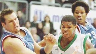 Tamar Slay contro Rozic in una sfida di Eurolega