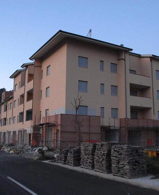 Le case «prima ai castiglionesi» Bufera sul nuovo regolamento 
