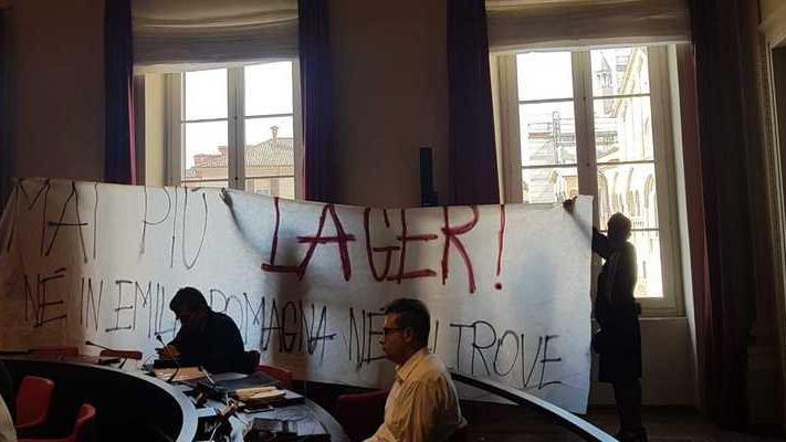 Striscione del Guernica «Non aprite il Cpr»