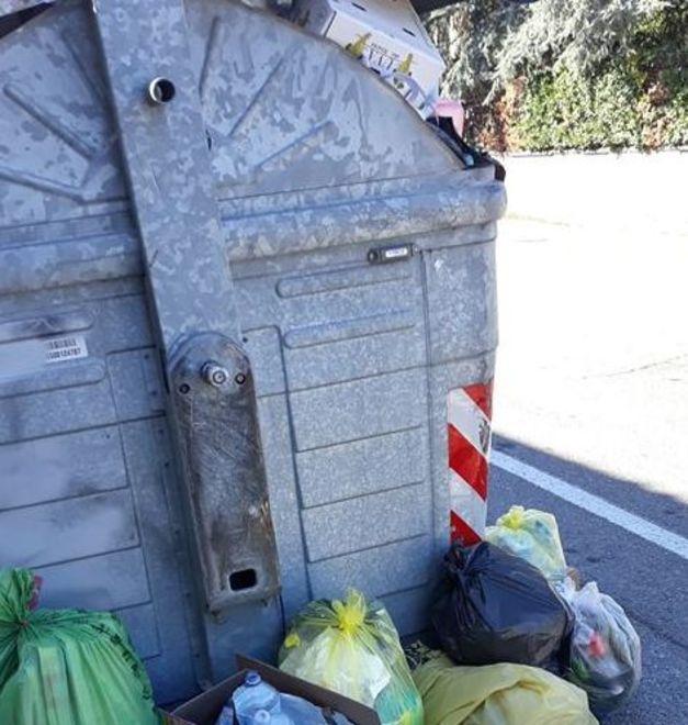 In via Giardini tre giorni senza vuotare i cassonetti