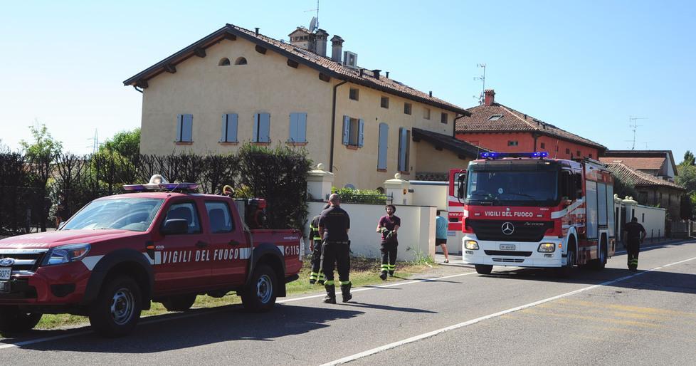 Contrada, a fuoco sterpaglie