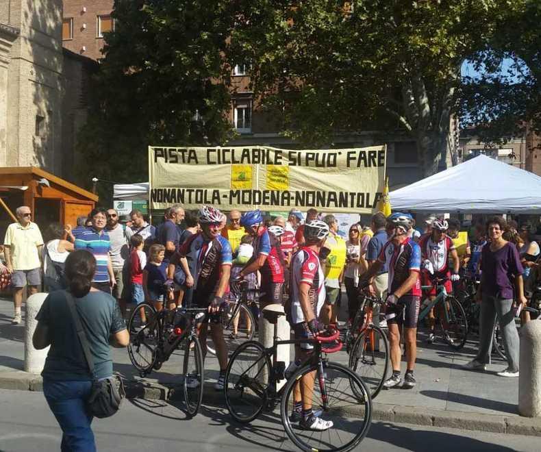 La protesta sui pedali: «Vogliamo la ciclabile per arrivare a Modena» 