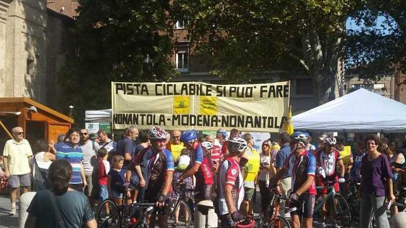La protesta sui pedali: «Vogliamo la ciclabile per arrivare a Modena»