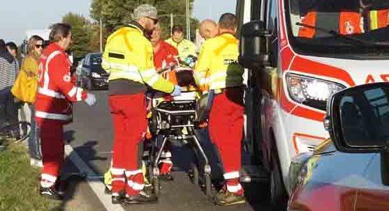 Grave 56enne travolta in bici da uno scooter 