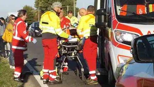 Grave 56enne travolta in bici da uno scooter