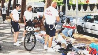 Vigili in bicicletta controllano i venditori ambulanti sul viale Galliano Ora l’assessore Barbato chiede di intensificare il servizio di vigilanza