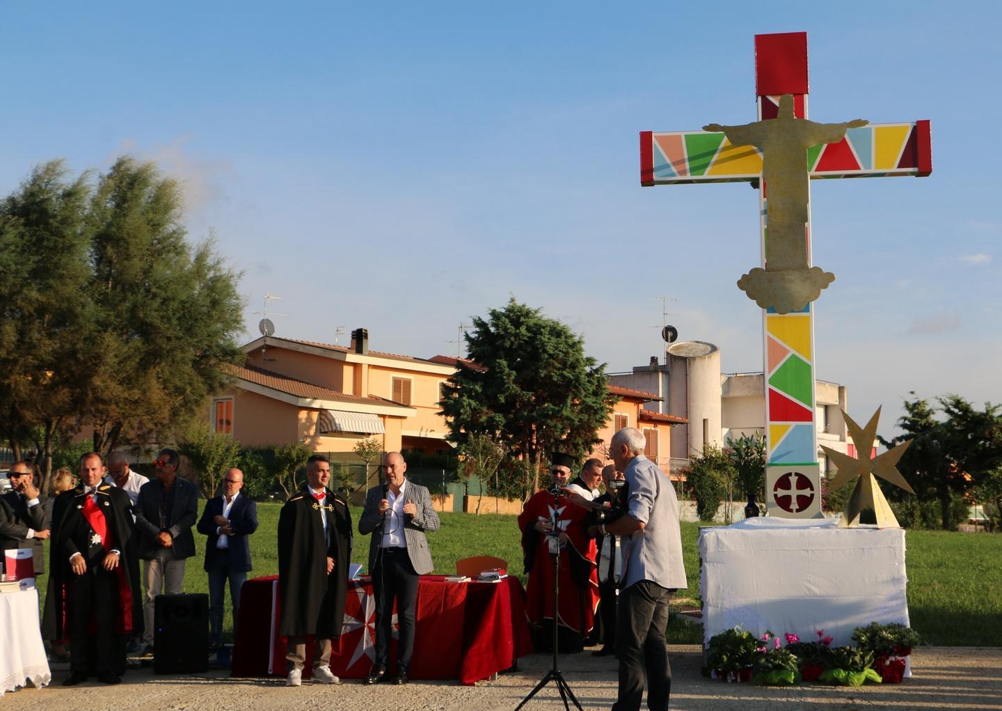 L’artista Aragona dona una grande croce simbolo di fratellanza