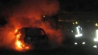 Toyota Aygo incendiata nella notte