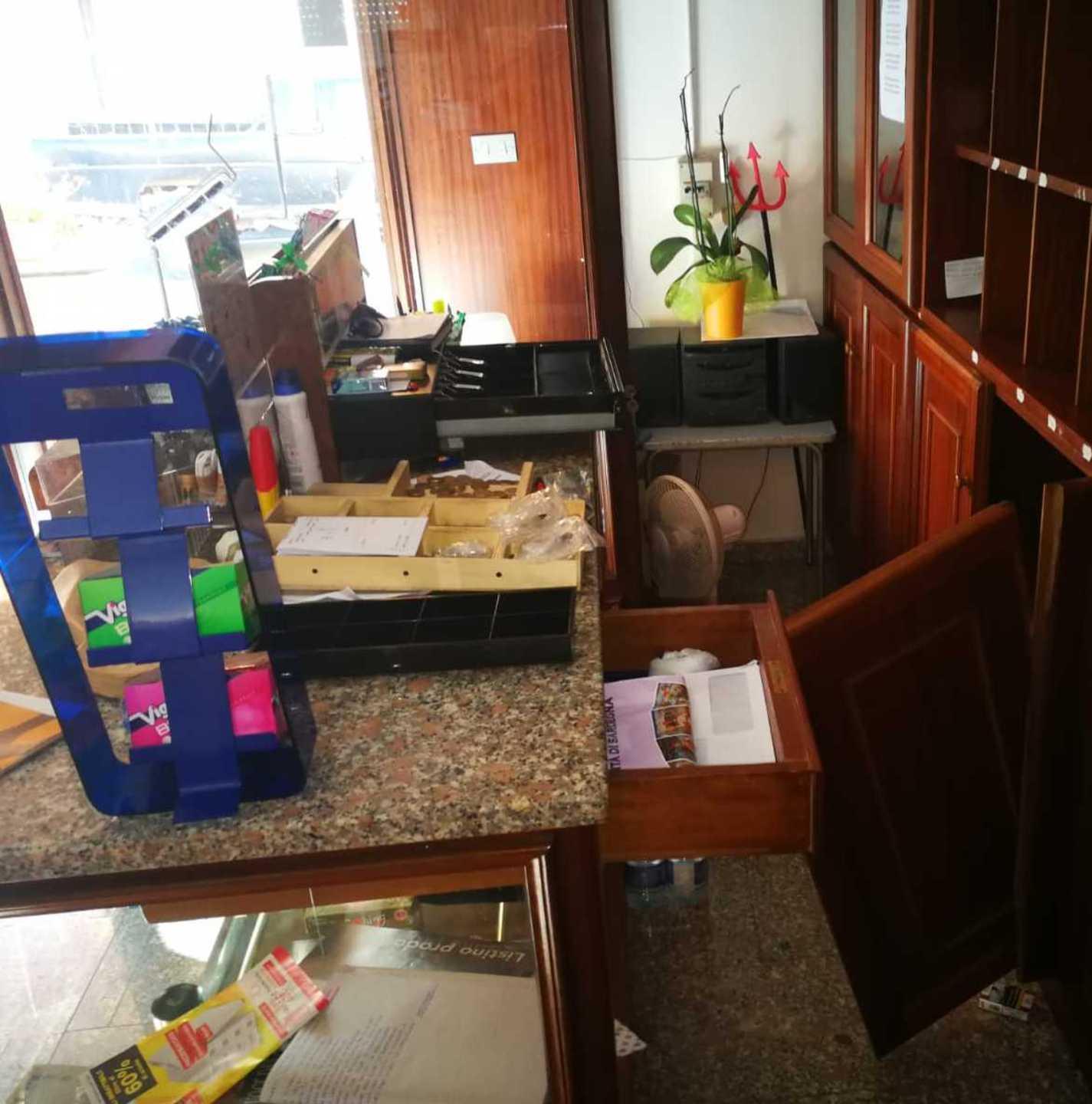 Furto in tabaccheria: un vicino fa fuggire i ladri 